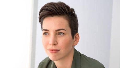Julia Phillips regresa con 'Oso': una fábula feroz sobre la precariedad y el amor filial