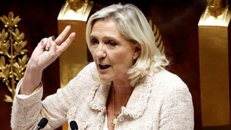 Nach dem Sturz der französischen Regierung richten sich alle Blicke auf Marine Le Pen