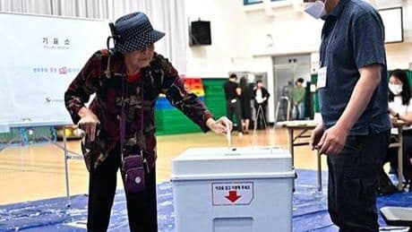 Güney Kore sandık başında, kurşun geçirmez camlı seçim konuşması!