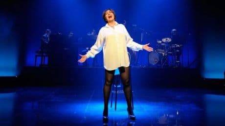 Concha Velasco y su descriptiva actitud en la puerta de atrás de un teatro (una lección para divas poderosas)