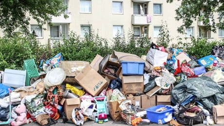„Das kann man nicht dulden“: Familie hinterlässt nach Auszug riesigen Müllberg in Grevenbroich