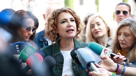 Montero acusa a "un grupo de interés empresarial" de difundir el "bulo" de que el apagón fue "un experimento que salió mal"