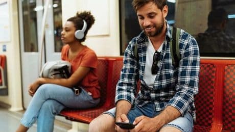 Galateo e passeggeri maleducati, all?estero fioccano le multe per i telefoni ad alto volume