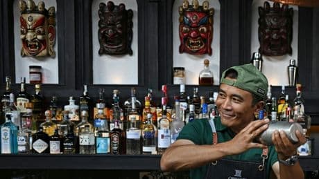 Népal: ces jeunes barmen qui utilisent les saveurs locales pour diffuser la culture du cocktail
