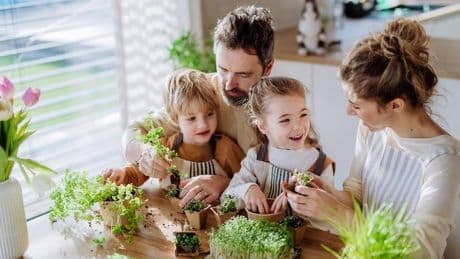 ¿Cómo ser una familia sostenible? Claves prácticas para cuidar el planeta desde el hogar