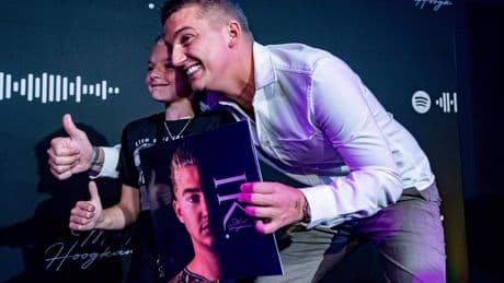 Mart Hoogkamer scoort Platina Plaat met album Ik