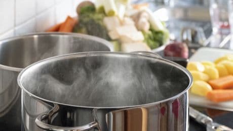 Nicht wegschütten! Das können Sie alles mit Kartoffelwasser machen
