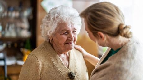 Einfühlsam begleiten: 30 Tipps, die den Alltag für Menschen mit Demenz leichter machen