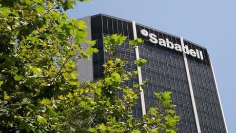 CCOO y UGT reclaman al Gobierno limitar "al máximo" la opa al Sabadell y dificultar los despidos