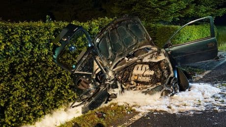 Tödlicher Unfall in Sachsen - Mann (49) nach Überholmanöver aus Auto geschleudert