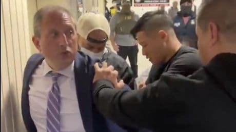 Agentes federales detienen a un candidato de las primarias demócratas a la alcaldía de Nueva York en una vista de migración