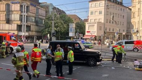 Stuttgart: Auto fährt in Innenstadt in Menschenmenge