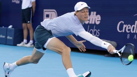 Urenlange regenpauze frustreert bij vlagen fenomenale Sinner op weg naar kwartfinale Cincinnati, Davis Cup-team zonder kopman Griekspoor tegen Argentinië