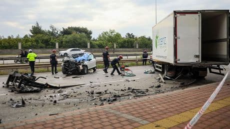 Kamyonete çarpan otomobilin sürücüsü öldü