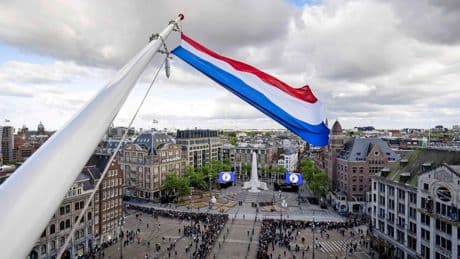 Mensen verzamelen zich op Dam voor herdenking