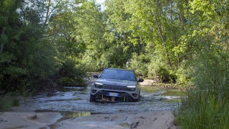 Barro, rocas, ríos y pendientes: así se defiende el Avenger 4xe en la Jeep Academy