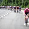 Strijd om kopgroep nog zonder resultaat, peloton uitgedund door het hoge tempo