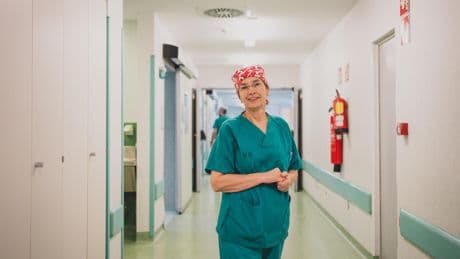 Yolanda Quijano, la cirujana que repara el abdomen tras el embarazo con una técnica robótica pionera en España