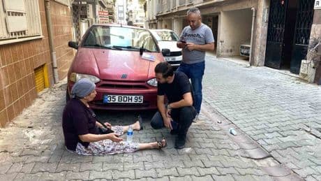 Eşini evde boğazında kemerle buldu