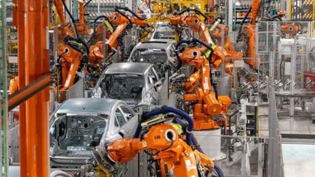 Autozulieferer: Autozulieferer legen Investitionen laut Studie auf Eis