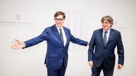 Salvador Illa blanquea a Puigdemont por encargo de Sánchez y le da al prófugo una foto histórica