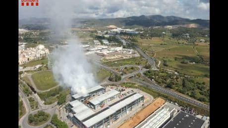 Confinados cinco municipios de Barcelona y Tarragona por un incendio en una fábrica de productos químicos