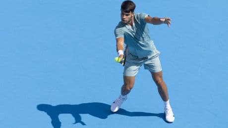 Carlos Alcaraz sufre para ganar a Dzumhur en su debut en Cincinnati