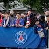 Parijse fans wachten spelersbus op voor vurig onthaal, Dembélé zit in 2025 aan waanzinnige cijfers