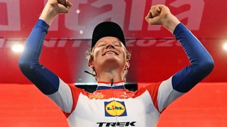 Hoole kan winst in Giro-tijdrit niet geloven: 'Zo speciaal, crazy dat ik Tarling versla'