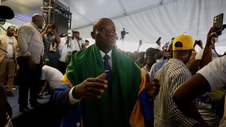 De putschiste à président, Oligui Nguema prend seul les rênes du Gabon