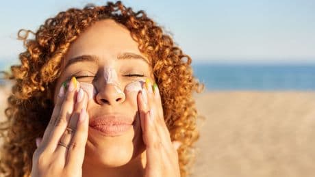 Günstige 4-Euro-Creme siegt: Die beste Sonnencreme fürs Gesicht laut Stiftung Warentest