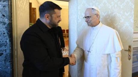 Leone "abbraccia" Zelensky. "I negoziati qui in Vaticano"