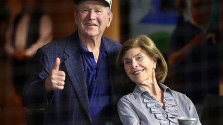 George W. Bush malt Bush-Bibliothek und stellt Bush-Gemälde in Bush-Center aus
