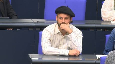 La boina de un diputado del Bundestag abre el debate de qué es “una vestimenta digna”