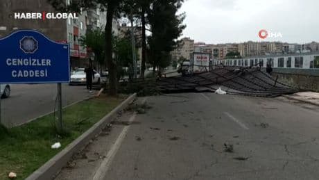 Diyarbakır’da şiddetli rüzgar çatıları uçurdu