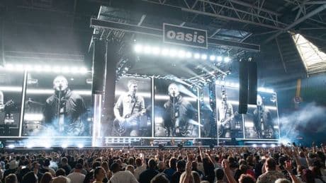 First Liam and Noel Gallagher backstage Oasis photo emerges after 'fake friends' claim