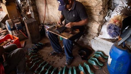 "Ce travail qu'ils nous ont copié remonte à des années": des artisans mexicains dénoncent un modèle d'Adidas qui imite leurs sandales traditionnelles
