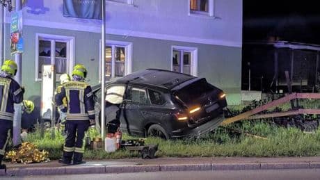 Landkreis Ravensburg: Auto prallt gegen Gasthaus-Wand - fünf Verletzte