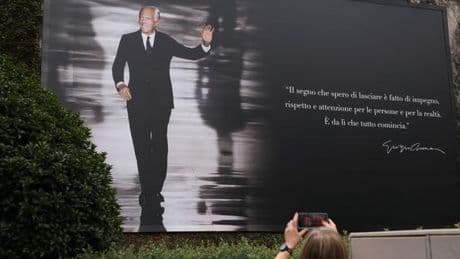 Le groupe Armani devra être cédé à un géant du luxe, a réclamé le styliste dans son testament