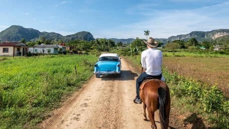 Entre mogotes y habanos: nos perdemos por la hermosura cubana de Viñales