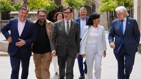Illa escenifica el aval de patronales y sindicatos a sus "presupuestos a trozos"