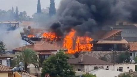 Antalya Kaleiçi'de yangın! Biri otel, 3 iş yerini alevler sardı