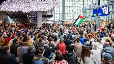 Pro-Palestijnse actievoerders op het spoor bij Den Haag Centraal