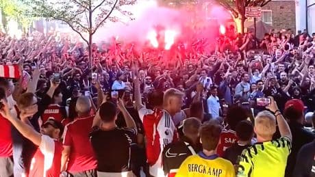 Schauen Sie genau hin - Dieser Fan-Marsch ist eine optische Täuschung