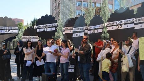 MEB önünde siyah çelenkli eylem: "15 bin atama yetersiz"
