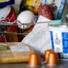 Olijfolie, benzine en internationale vluchten goedkoper geworden