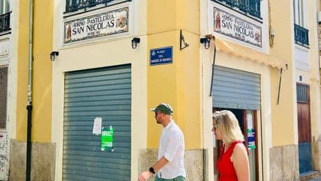 Del horno más antiguo de València a un local de cafés para llevar: la turistificación de El Carme