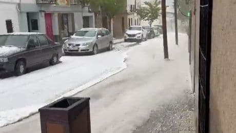 Ríos de hielo y montañas blancas: las imágenes que dejan las granizadas en Castilla-La Mancha
