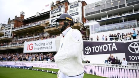 Chris Woakes comes out to bat with dislocated shoulder in tense England-India finale