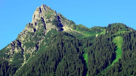 Alpen in Österreich: Senior aus Deutschland stürzt 100 Meter in den Tod